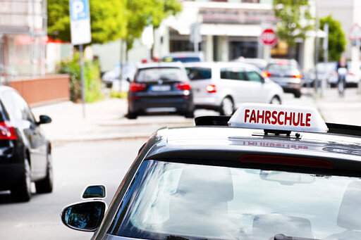 Fahrschulauto auf einer Straße