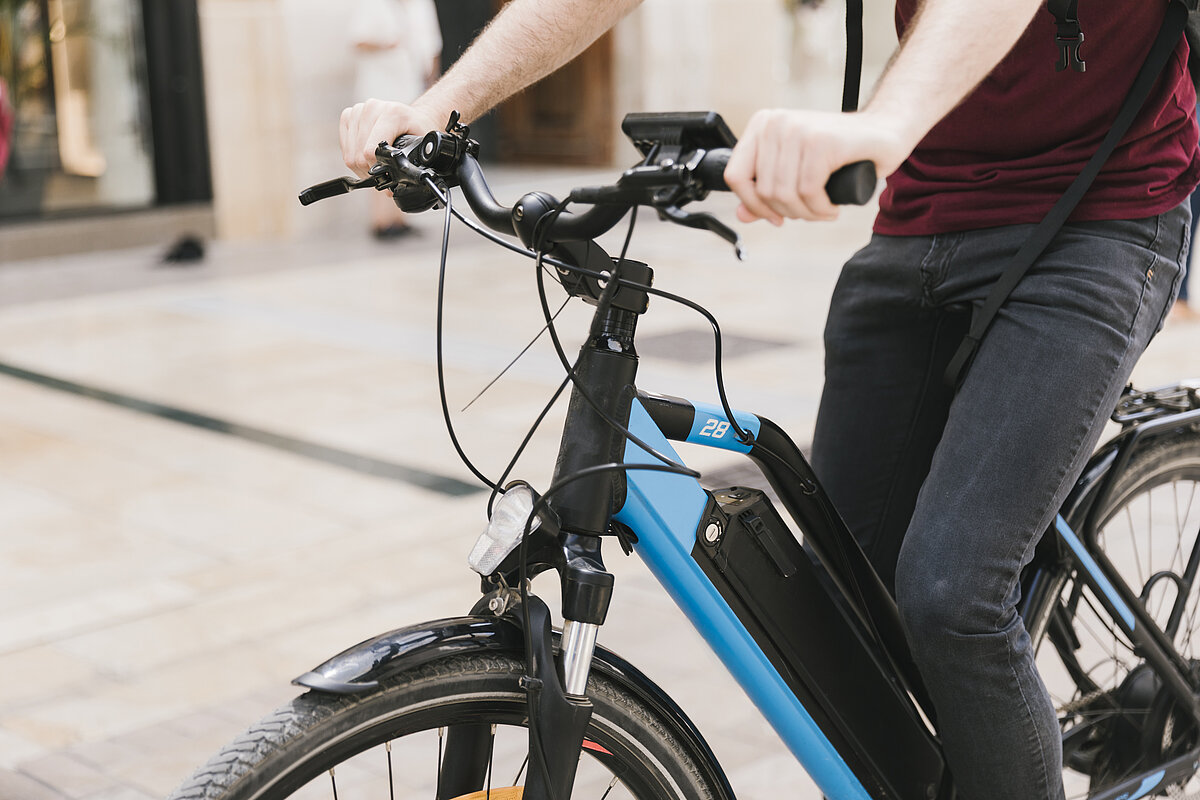 person fährt auf einem e-bike 