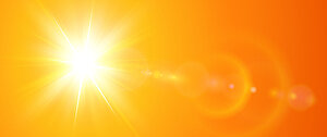 Sonne mit grellem Lichtschein auf leuchtend orangefarbenem Hintergrund als Symbol für Sommerhitze.