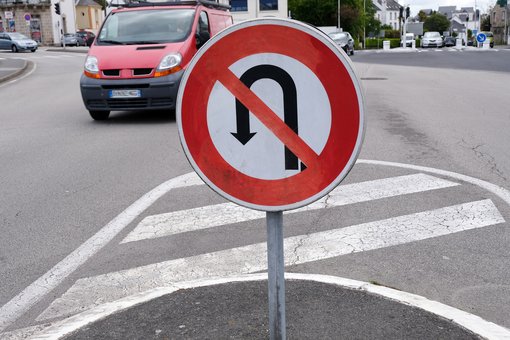 Verkehrsschild verbietet das Wenden