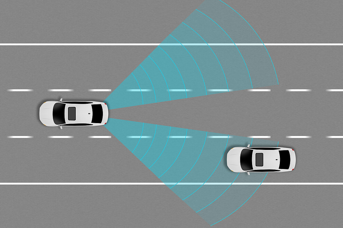 Zwei Autos fahren auf einer Autobahn Straße