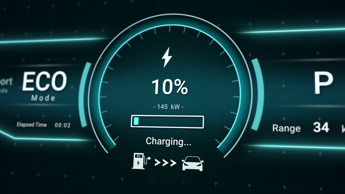 Digitales Display, das die Batterie eines Elektrofahrzeugs bei einem Ladezustand von 10 % anzeigt, mit einem Ladesymbol.