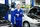 Kfz-Mechaniker steht in einer Werkstatt