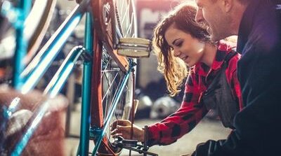 Eine Frau und ein Mann schauen sich ein Fahrrad an