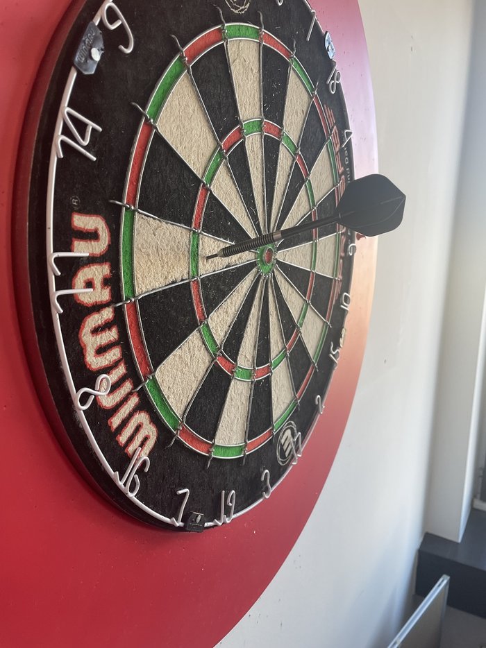 Eine Dartscheibe die an der Wand hängt