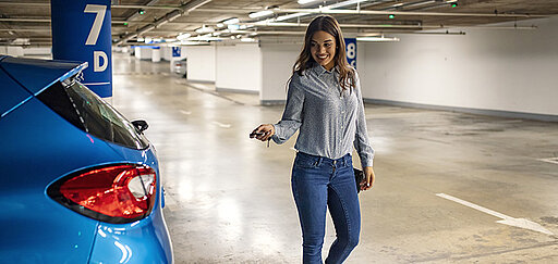 Eine Frau hat ihr Auto im Parkhaus geparkt