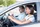 Fahrlehrer und Fahrschülerin im Auto