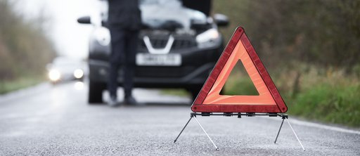 Ein Auto hat eine Panne und ein Warndreieck wurde aufgestellt
