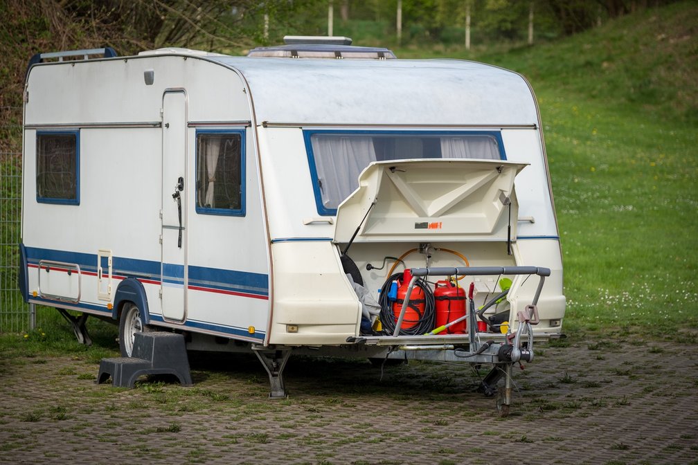 Wohnwagen mit sichtbarer Gasflaschenanlage