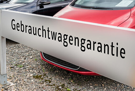 Schild mit der Aufschrift Gebrauchtwagengarantie