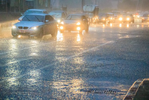 ACV Sicherheitstipps bei Platzregen und Gewitter während der Autofahrt