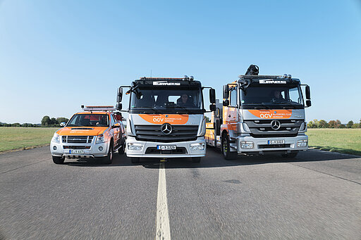 3 pannenhilfe fahrzeuge des acv fahren nebeneinander auf die kamera zu