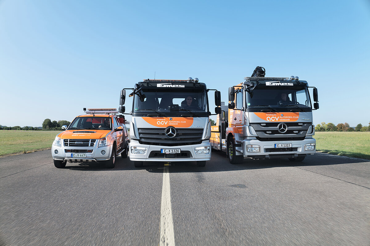 3 pannenhilfe fahrzeuge des acv fahren nebeneinander auf die kamera zu