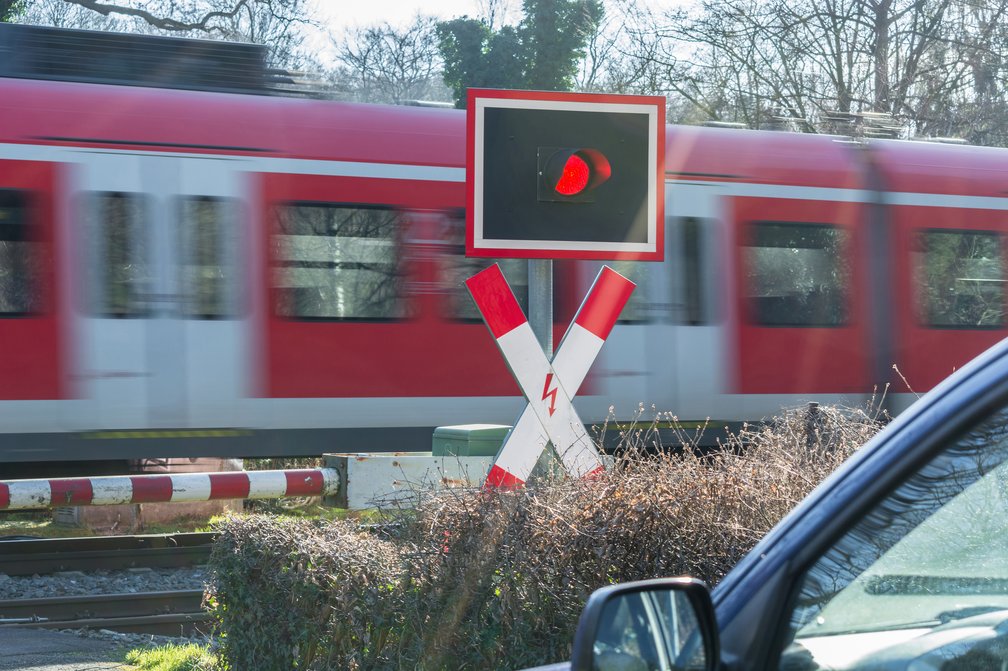 ACV Ratgeber_Sprit sparen beim Bahnuebergang