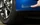 Kratzer an einem blauen Auto am Heck