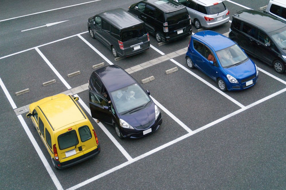 Stehende Autos auf einem Parkplatz