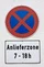 Ein Verkehrsschild mit einem Halteverbotssymbol, das durch einen roten Kreis mit einem blauen Hintergrund und einem roten Kreuz dargestellt wird. Darunter befindet sich ein weißes Zusatzschild mit der Aufschrift ‚Anlieferzone 7 - 18 h