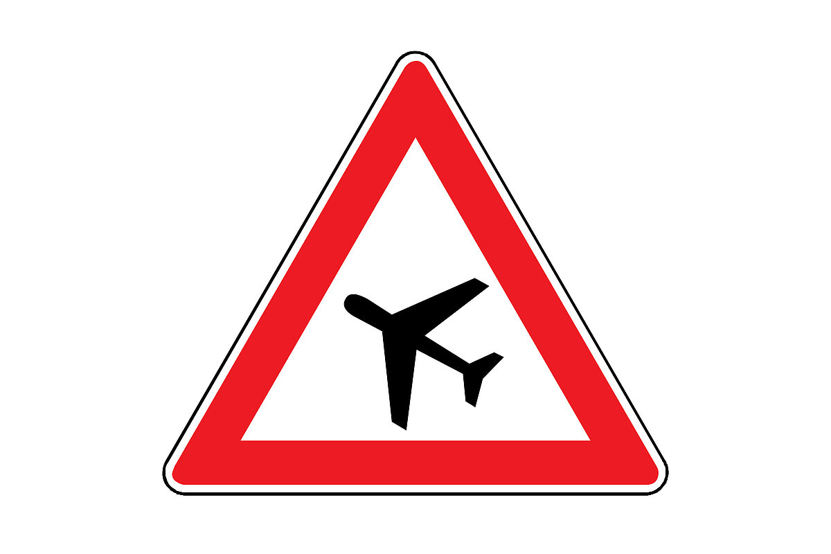 Verkehrsschild Flugbetrieb