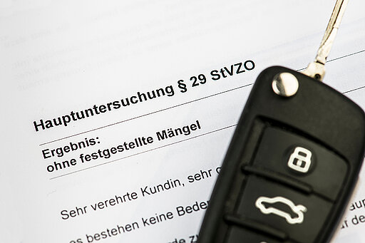 Autoschlüssel liegt auf einem Schreiben