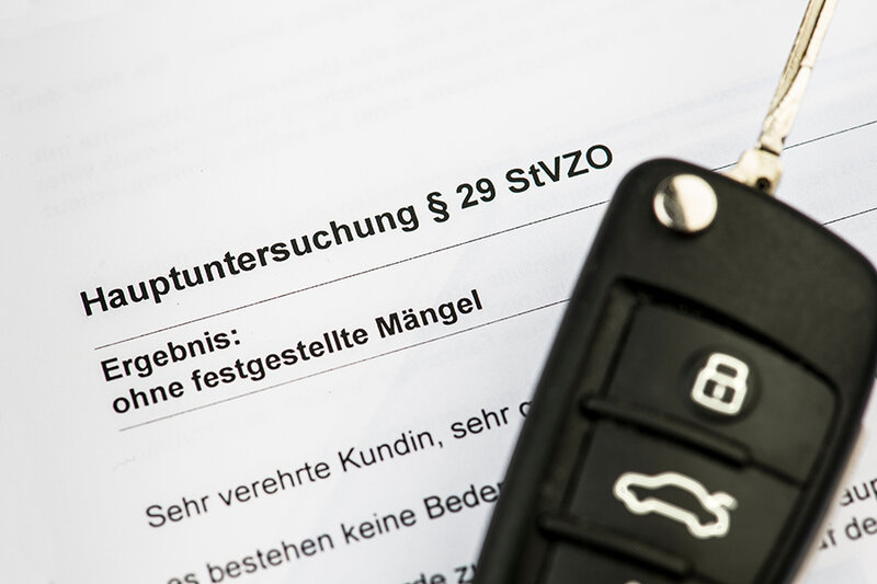 Autoschlüssel liegt auf einem Schreiben