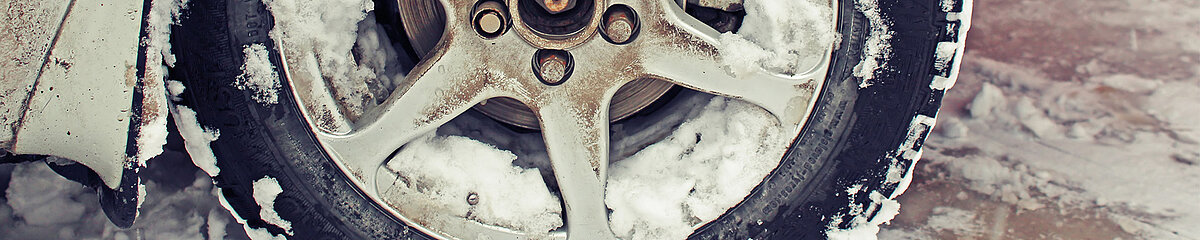 Autoreifen bedeckt mit Schnee