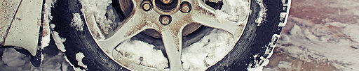 Autoreifen bedeckt mit Schnee
