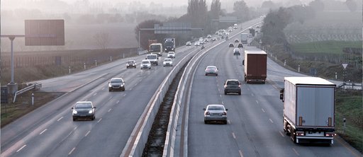 Autos fahren auf einer Autobahn