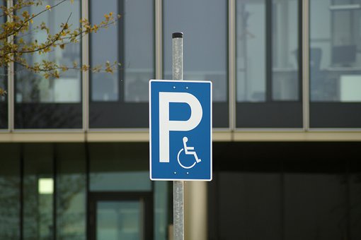 Bild eines Verkehrszeichens für Behindertenparkplaetze
