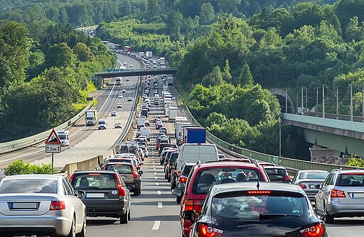 Autos stehen im Stau
