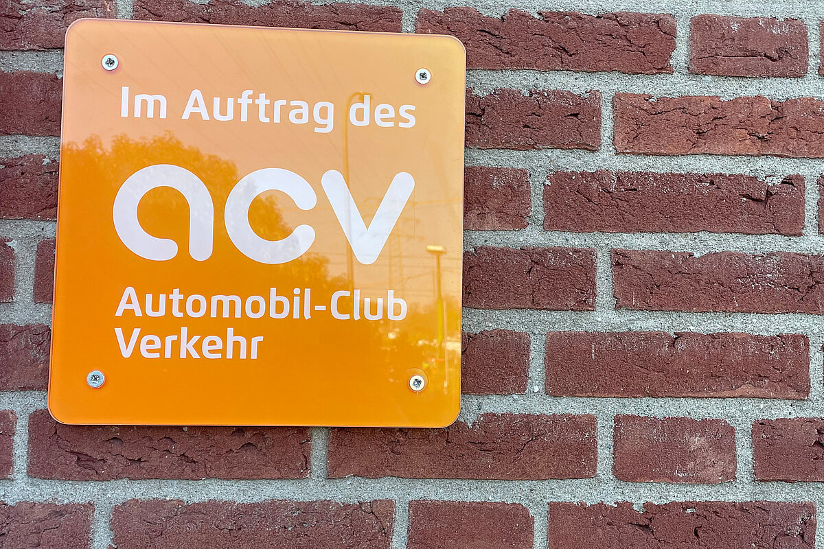 Orangenes Schild vom ACV
