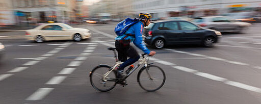 Fahrrad fährt über eine Straße