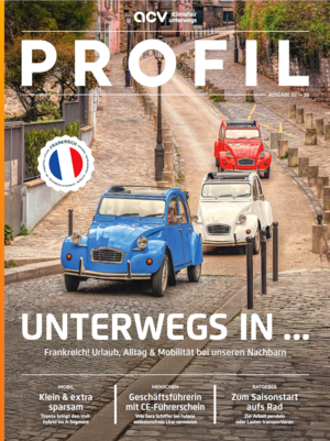 Drei klassische Citroën-Autos, zwei blaue und ein rotes, fahren eine gepflasterte Straße in einem malerischen französischen Dorf mit Steintreppen, alten Gebäuden und Blumen entlang des Weges hinauf. Textüberlagerungen behandeln Reise- und Autothemen.