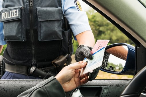 Mann im Auto gibt Polizist seinen Führerschein