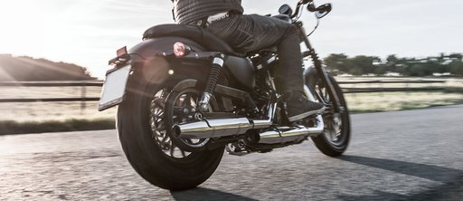 ein Motorradfahrer fährt eine Straße entlang