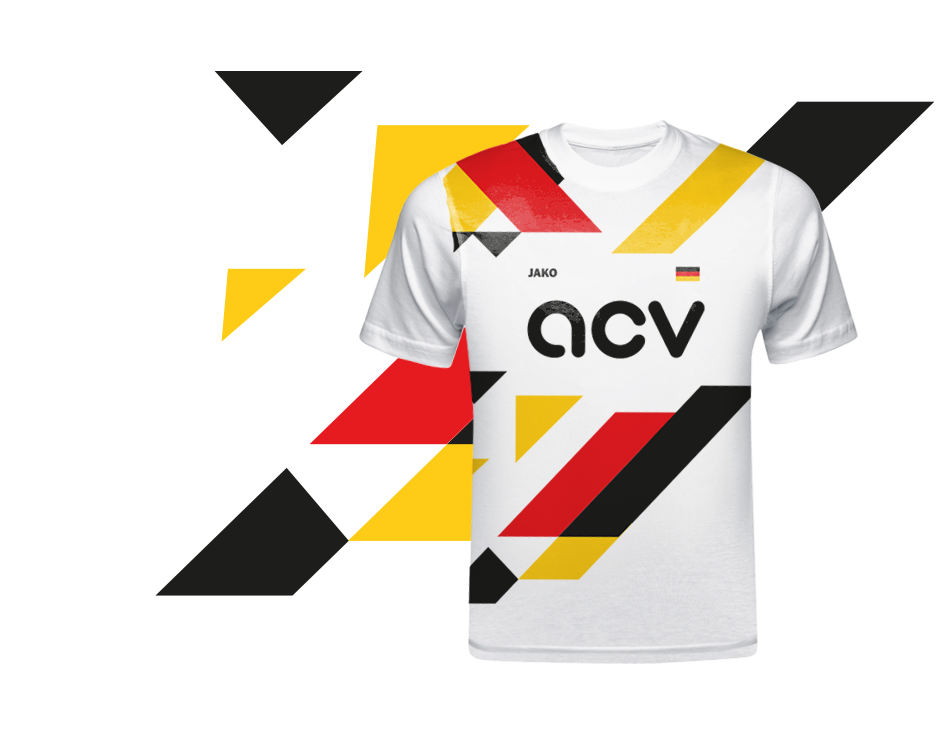 Ein weißes T-Shirt mit abstrakten roten, gelben und schwarzen geometrischen Formen, mit acv und einer kleinen deutschen Flagge auf der Vorderseite. Im Hintergrund sind ähnliche geometrische Formen zu sehen.