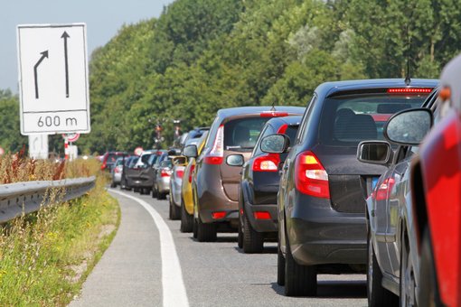 Verkehrsschild kündigt verengte Fahrbahn an