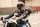 Mann fährt Motorrad mit Kind