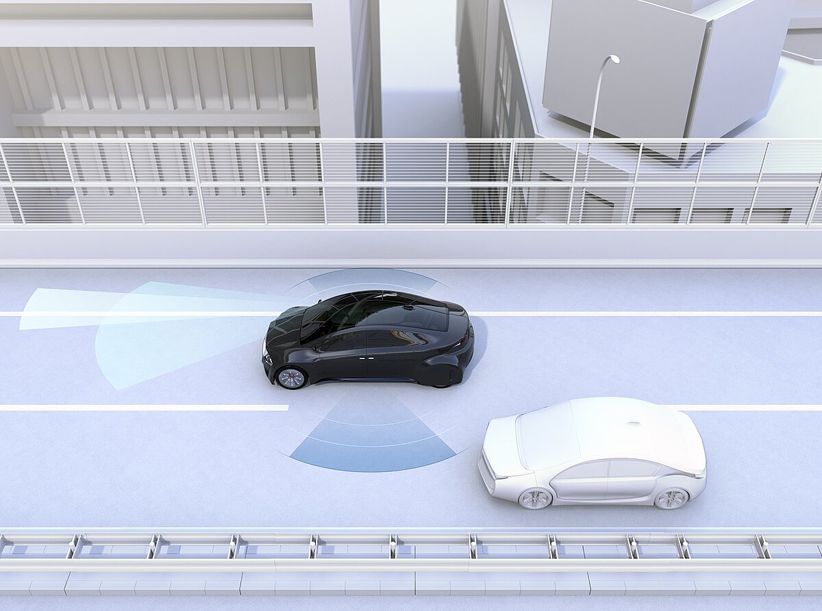 Illustration eines schwarzen Autos im Stadtverkehr, dessen Assistenzsysteme mit Sensorfeldern ein weißes Fahrzeug und die Umgebung zur Kollisionsvermeidung erkennen.