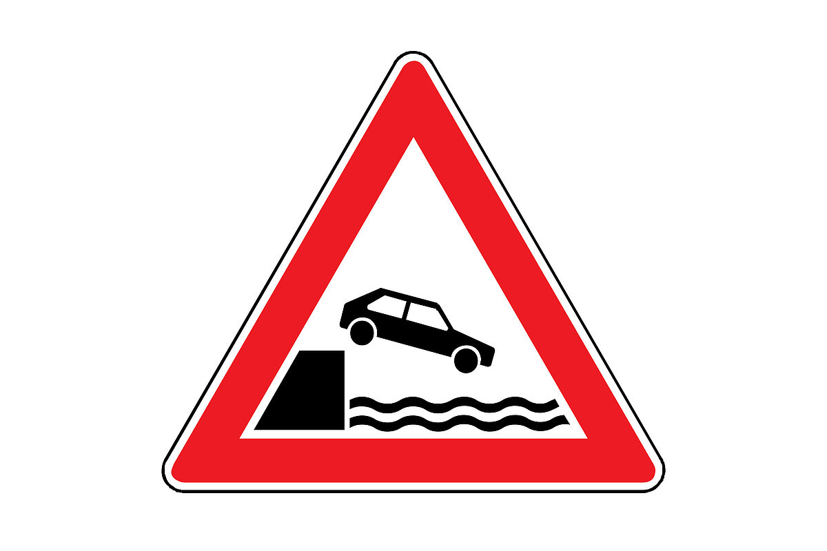 Verkehrsschild Gewässernähe