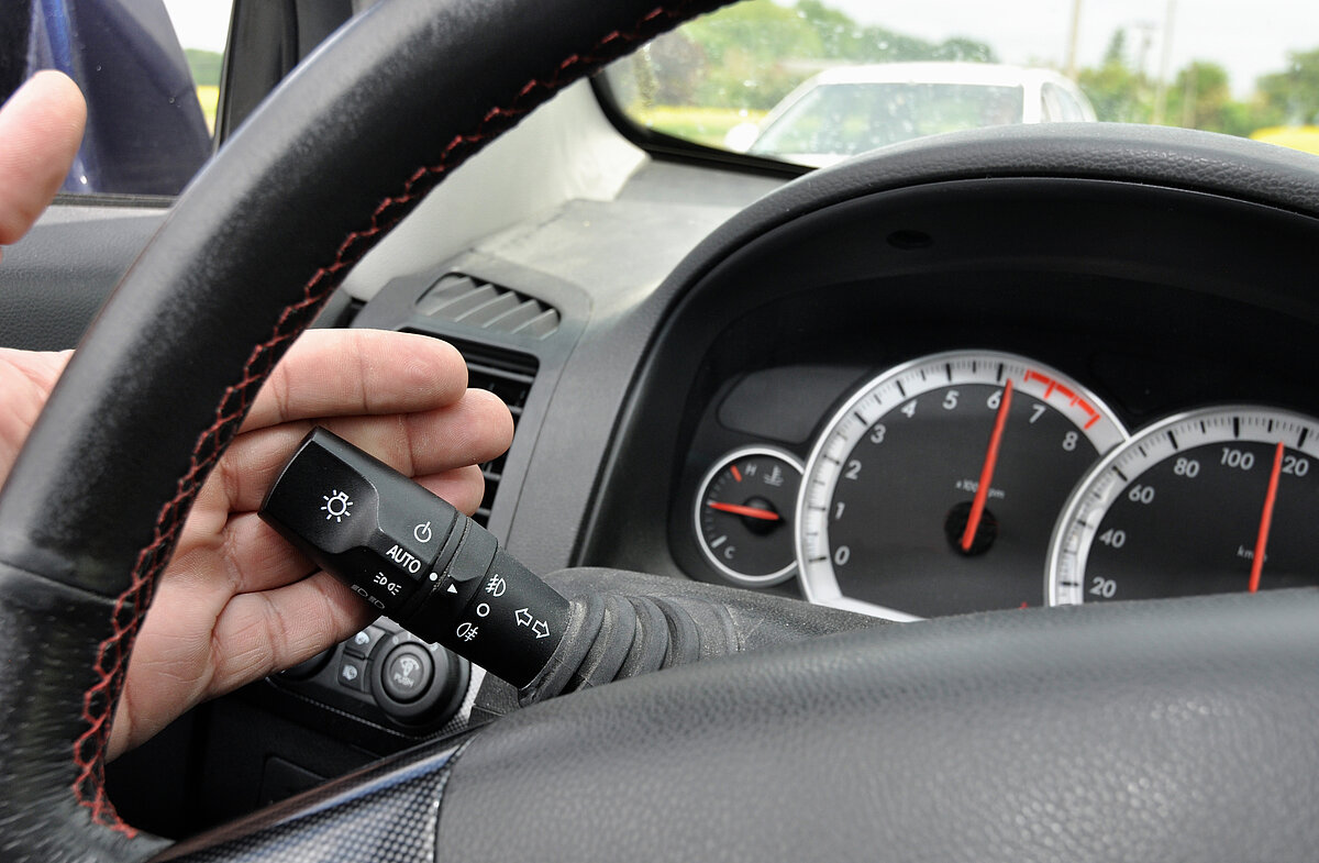 Lichthupe wird im Auto eingeschaltet