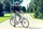 Mann mit einem Fahrradhelm sitzt auf einem Fahrrad