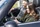 Fahrlehrer und Fahrschülerin sitzen in einem Auto
