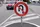 Verkehrsschild verbietet das Wenden