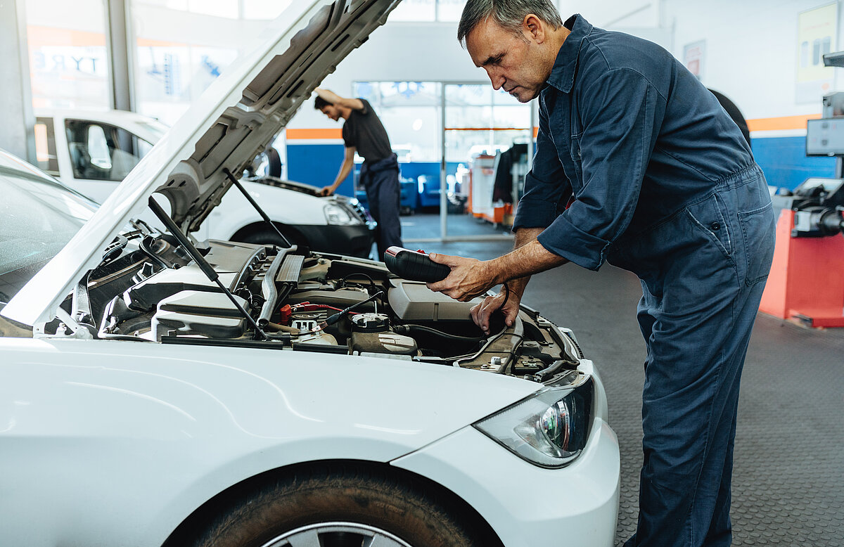 Sprit sparen / Werkstatt ACV Ratgeber_Auto pflegen und Sprit sparen