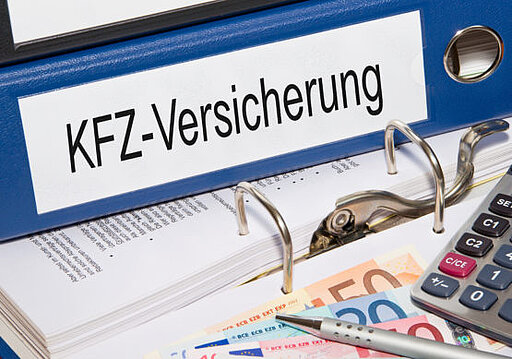Ein Ordner mit der Aufschrift Kfz-Versicherung