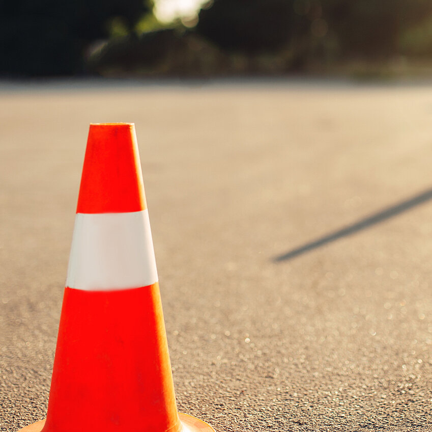 Ein Auto fährt auf einer Fahrsicherheitsstrecke