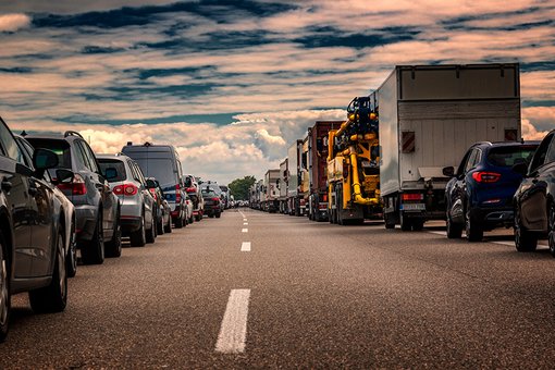 Autos bilden eine Rettungsgasse