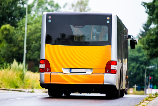 Bus fährt auf einer Straße