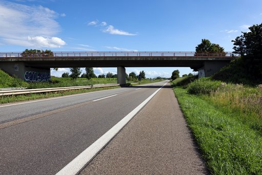 Leere Autobahn mit Seitenstreifen