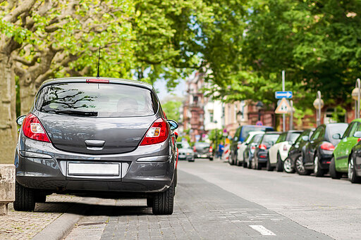 Auto parkt an einem abgesenkten Bordstein